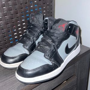 Jordan 1 mids